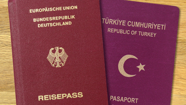 Deutscher und türkischer Reisepass