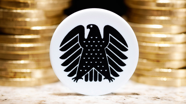 Bundesadler auf Münzstapel