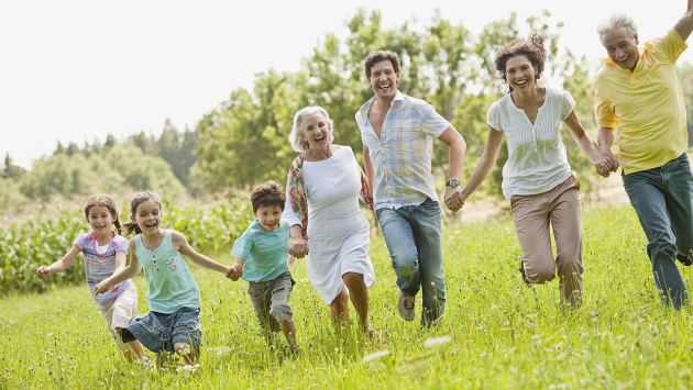 Familie läuft über eine Wiese