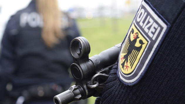 Polizist mit Maschinengewehr