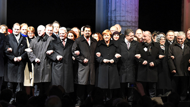 „Die Terroristen wollten uns spalten. Erreicht haben sie das Gegenteil. Sie haben uns zusammengeführt“, sagte Bundespräsident Joachim Gauck in seiner Rede anlässlich der Mahnwache vor dem Brandenburger Tor