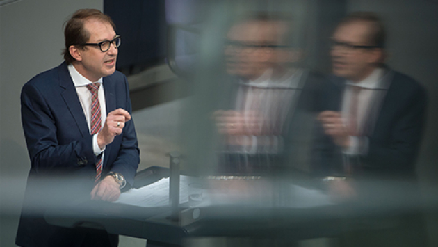Der Bundestag hat heute über die Infrastrukturabgabe, die sogenannte Pkw-Maut, diskutiert. Bundesverkehrsminister Alexander Dobrindt unterstrich: „Dieser Systemwechsel ist ein echter Meilenstein“. Der Bundestag hat heute über die Infrastrukturabgabe, die sogenannte Pkw-Maut, diskutiert. Bundesverkehrsminister Alexander Dobrindt unterstrich: „Dieser Systemwechsel ist ein echter Meilenstein“.
