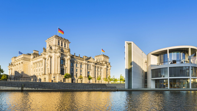 Reichstagsgebäude im Sommer