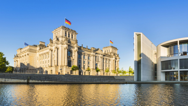 Reichstagsgebäude im Sommer