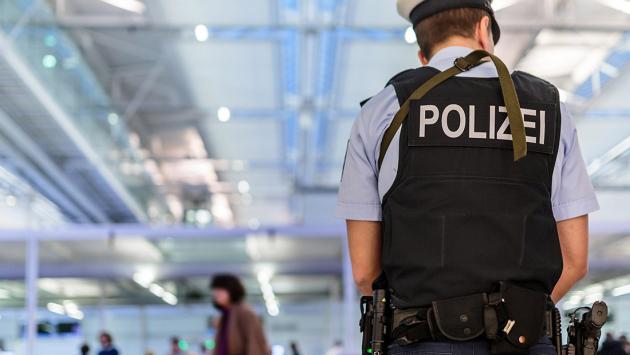 Polizist im Flughafen