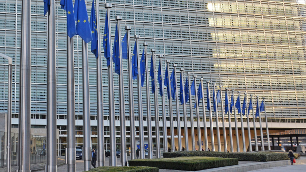 Europafahnen wehen vor der EU-Kommission in Brüssel