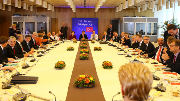 Die Staats- und Regierungschefs der EU beim gemeinsamen Treffen mit dem türkischen Ministerpräsidenten in Brüssel