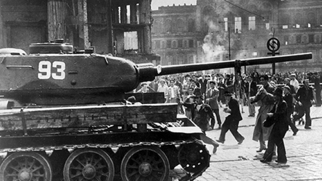 Eine Welle von Protesten breitete sich am 17. Juni 1953 von Ost-Berlin über die ganze DDR aus. Nur mit Hilfe ihrer sowjetischen Verbündeten konnte die DDR-Staatsmacht das Aufbegehren der Menschen ersticken.