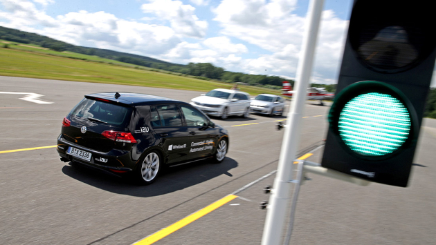 Ein automatisierter VW Golf fährt über eine Teststrecke