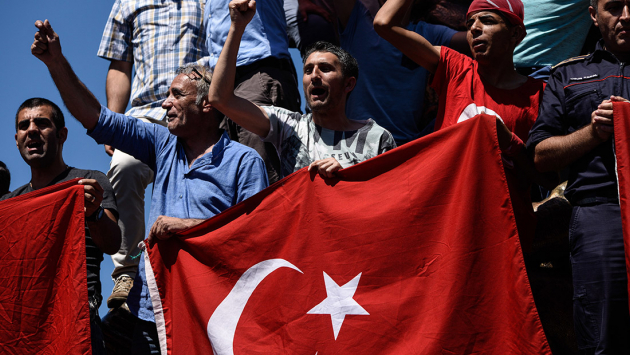 Türken protestieren gegen Putschversuch der türkischen Armee