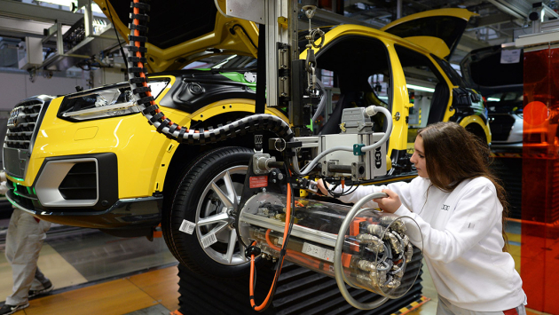 Fertigungsmechanikerin arbeitet an einem Fließband im Audi-Werk Ingolstadt