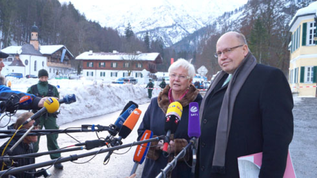 Gerda Hasselfeldt begrüßt Peter Altmaier, Bundesminister für Umwelt, Naturschutz und Reaktorsicherheit, in Wildbad Kreuth