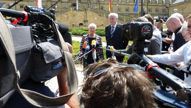 Gerda Hasselfeldt begrüßt Horst Seehofer vor der Klausurtagung in Kloster Banz