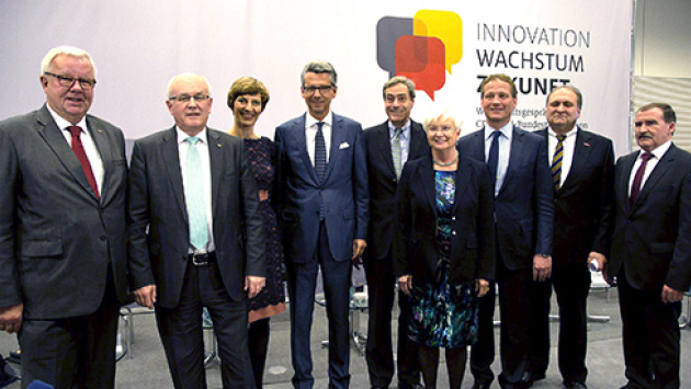 Der Vorsitzende der CDU/CSU-Fraktion Volker Kauder und die Vorsitzende der CSU-Landesgruppe Gerda Hasselfeldt haben mit den Spitzen der Wirtschaftsverbände Herausforderungen des Standorts Deutschland diskutiert. Der Vorsitzende der CDU/CSU-Fraktion Volker Kauder und die Vorsitzende der CSU-Landesgruppe Gerda Hasselfeldt haben mit den Spitzen der Wirtschaftsverbände Herausforderungen des Standorts Deutschland diskutiert.
