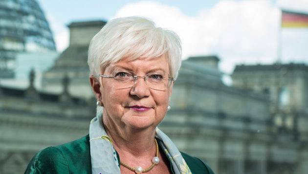 Gerda Hasselfeldt vor dem Reichstag