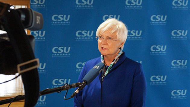 CSU-Landesgruppenvorsitzende Gerda Hasselfeldt hält im BR-Interview am Ziel der "schwarzen Null" fest. CSU-Landesgruppenvorsitzende Gerda Hasselfeldt hält im BR-Interview am Ziel der "schwarzen Null" fest.