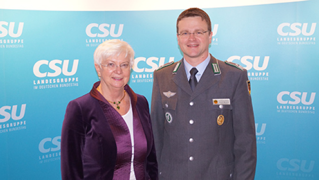 Im Zusammenhang mit dem Bundeswehr-Attraktivitätssteigerungsgesetz sprach die CSU-Landesgruppenvorsitzende Hasselfeldt auch mit dem Bundesvorsitzenden des Deutschen Bundeswehrverbands, Oberstleutnant André Wüstner.