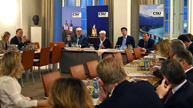 Die Wirtschaft liegt der CSU am Herzen – das gilt besonders für Mittelstand und Familienunternehmen. Mit einem neuen Veranstaltungsformat will die CSU-Landesgruppe in Berlin regelmäßig das Gespräch mit Unternehmern suchen. Die Wirtschaft liegt der CSU am Herzen – das gilt besonders für Mittelstand und Familienunternehmen. Mit einem neuen Veranstaltungsformat will die CSU-Landesgruppe in Berlin regelmäßig das Gespräch mit Unternehmern suchen.