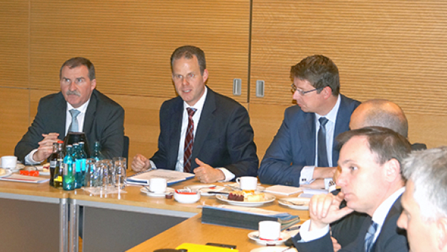 Fast 40 Prozent der Landkreise und kreisfreien Städte in Bayern weisen im April 2015 Vollbeschäftigung auf. Die Arbeitsagentur Bayern und die CSU-Landesgruppe diskutierten Entwicklungen und Herausforderungen auf dem Arbeitsmarkt.  Fast 40 Prozent der Landkreise und kreisfreien Städte in Bayern weisen im April 2015 Vollbeschäftigung auf. Die Arbeitsagentur Bayern und die CSU-Landesgruppe diskutierten Entwicklungen und Herausforderungen auf dem Arbeitsmarkt.