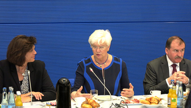 Die Bayerische Staatsministerin für Wirtschaft und Energie, Ilse Aigner, hat heute gemeinsam mit der CSU-Landesgruppe über die aktuellen Herausforderungen in der Energiepolitik diskutiert. Dabei lag der Fokus auf dem künftigen Strommarktdesign.  Die Bayerische Staatsministerin für Wirtschaft und Energie, Ilse Aigner, hat heute gemeinsam mit der CSU-Landesgruppe über die aktuellen Herausforderungen in der Energiepolitik diskutiert. Dabei lag der Fokus auf dem künftigen Strommarktdesign.