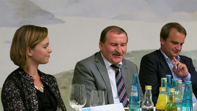v.l.n.r.: Andrea Pfundmeier, Chefin der Secomba GmbH, Max Straubinger, Parlamentarischer Geschäftsführer  der CSU-Landesgruppe, Georg Hansbauer, Geschäftsführer Testbirds GmbH v.l.n.r.: Andrea Pfundmeier, Chefin der Secomba GmbH, Max Straubinger, Parlamentarischer Geschäftsführer  der CSU-Landesgruppe, Georg Hansbauer, Geschäftsführer Testbirds GmbH