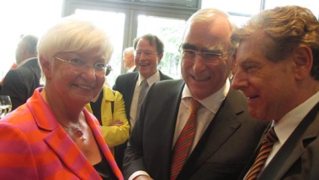 Gerda Hasselfeldt (l) und Eduard Oswald (r) gratulieren Theo Waigel (m) zum Geburtstag_490x275