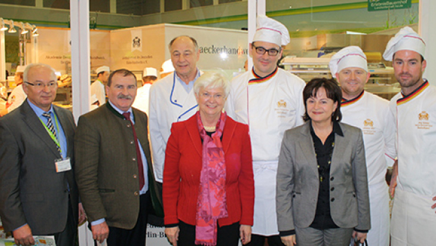 Gerda Hasselfeldt, Max Straubinger und Marlene Mortler konnten sich auf der Grünen Woche ein Bild von der Leistung der deutschen Land- und Ernährungswirtschaft machen