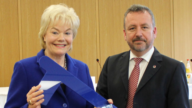 Der CSU-Bundestagsabgeordnete Dr. Bernd Fabritius ist am Freitag von der Bundesversammlung des Bundes der Vertriebenen (BdV) mit 99% zum Präsidenten des BdV gewählt worden.