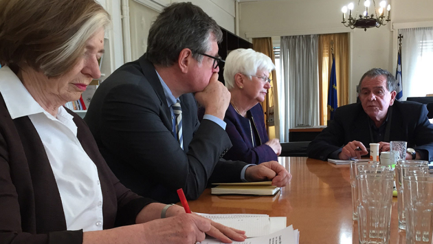 Gerda Hasselfeldt und Ursula Männle (li.), Vorsitzende der Hanns-Seidel-Stiftung, im Gespräch dem stellvertretenden Innenminister, Ioannis Mouzalas (re.).