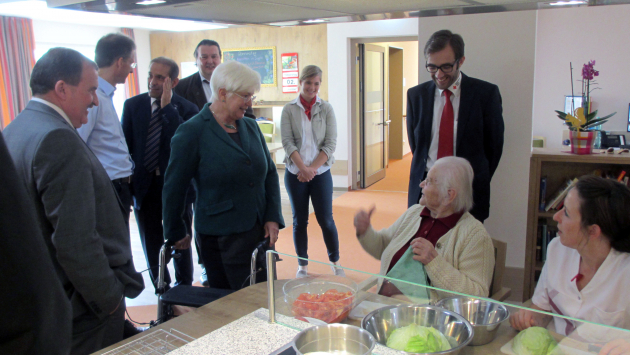 Gerda Hasselfeldt und Max Straubinger besuchten die neueste Pflegeeinrichtung des Bayerischen Roten Kreuzes (BRK) 490x275
