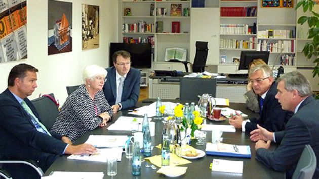 Gerda Hasselfeldt zu Gast beim Bundesamt für Migration und Flüchtlinge (BAMF) in Nürnberg_490x275