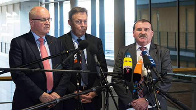 Der Parlamentarische Geschäftsführer der CSU-Landesgruppe Max Straubinger verkündet gemeinsam mit dem CDU/CSU-Fraktionsvorsitzenden Volker Kauder und dem SPD-Fraktionsvorsitzenden Thomas Oppermann die Grundsatzeinigung bei der Mietpreisbremse._490x275