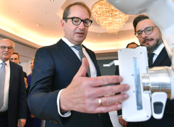 Alexander Dobrindt mit Professor für Robotik Sami Haddain