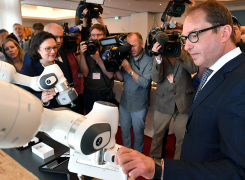 Alexander Dobrindt mit einem selbstlernenden Roboter 