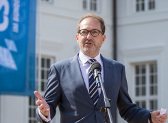 Pressestatement Alexander Dobrindt  vor dem Schloss Neuhardenberg