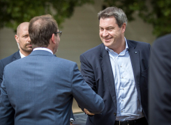 Alexander Dobrindt begrüßt Ministerpräsident Markus Söder