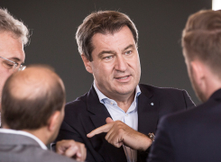 Ministerpräsident Markus Söder im Gespräch mit Mitgliedern der CSU im Bundestag