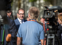 Alexander Dobrindt im Gespräch mit Journalisten