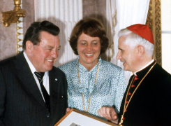  Franz Josef Strauß und seine Ehefrau Marianne erhalten von Joseph Kardinal Ratzinger einen gerahmten alten Stich 1980