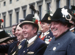 Franz Josef Strauß wird zum Ehrenmitglied Bund der bayerischen Gebirgsschützen ernannt 1983