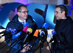 Alexander Dobrindt begrüßt Kyriakos Mitsotakis, Vorsitzender der Nea Dimokratia und Oppositionsführer im griechischen Parlament