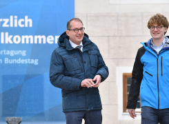 Richard Socher, Chief Scientist bei Salesforce wird von Alexander Dobrindt empfangen