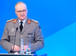 Generalinspekteur Eberhard Zorn hält eine Rede vor den Mitgliedern der CSU im Bundestag