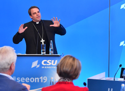 Dr. Stefan Oster hält vor den Abgeordneten der CSU im Bundestag eine Rede