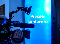 Kameramann auf dem Weg zur Pressekonferenz