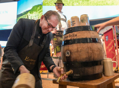 Alexander Dobrindt beim Bieranstich