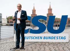 Alexander Dobrindt und im Hintergrund die Oberbaumbrücke von Berlin