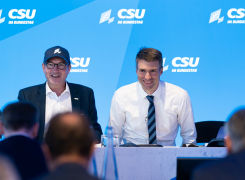 Der Vorsitzende und der Parlamentarische Geschäftsführer der CSU im Bundestag Stefan Müller 