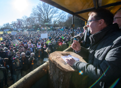 Alexander Dobrindt spricht zu Teilnehmern der Bauernkundgebung Land schafft Verbindung