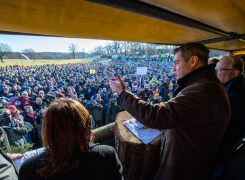 Markus Söder spricht zu Teilnehmern der Bauernkundgebung Land schafft Verbindung